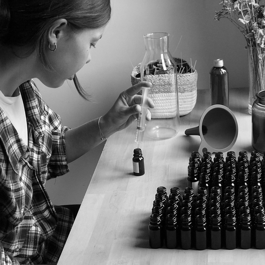 Femme en train de préparer les kits de nettoyage pour bijoux
