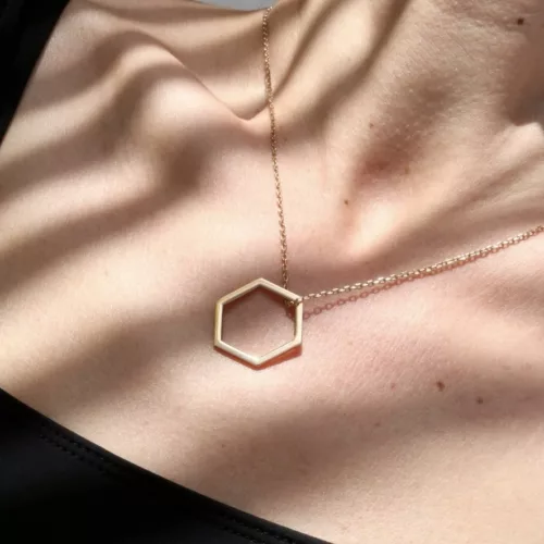 Collier avec un grand pendentif hexagonal en vermeil