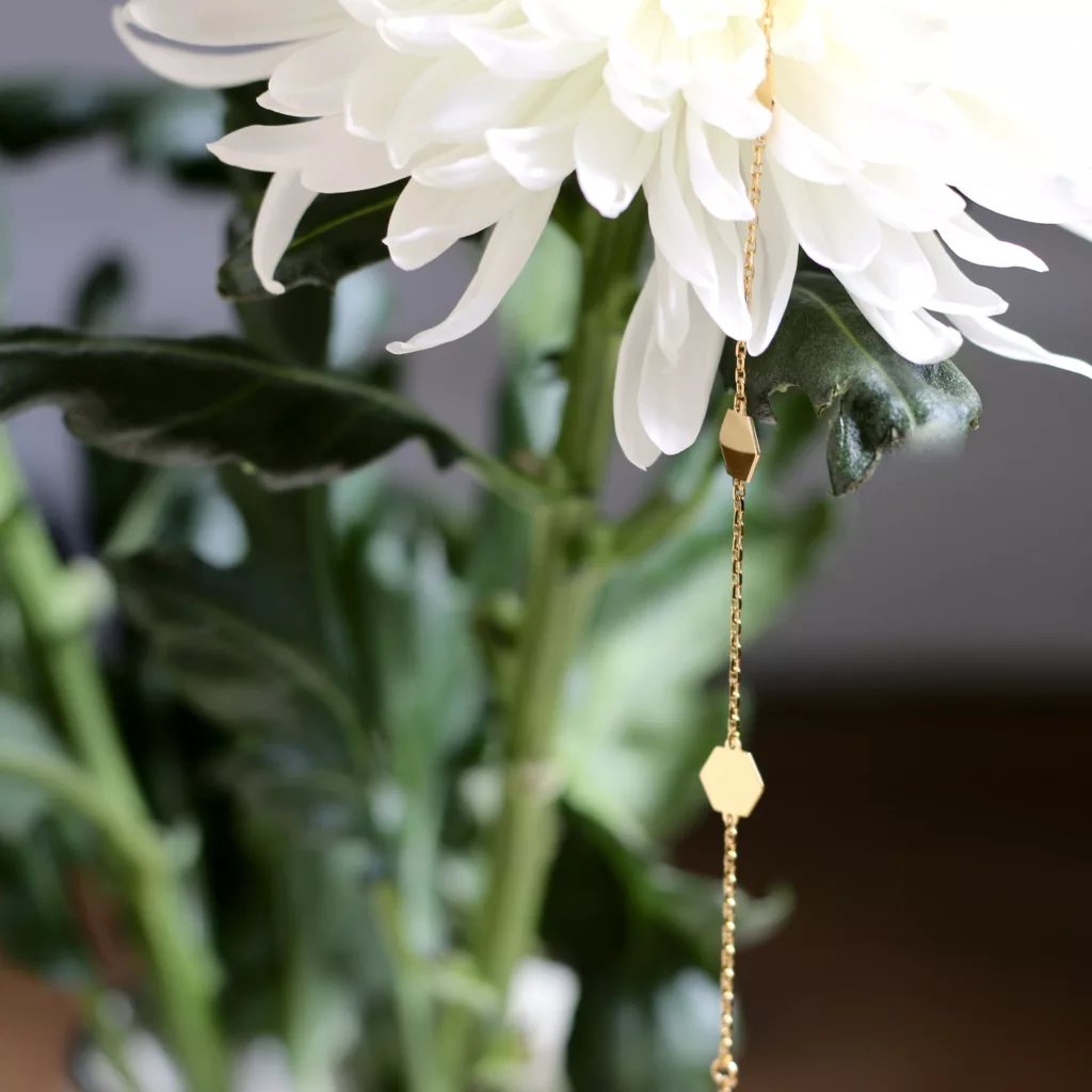 Bracelet géométrique suspendu sur une fleur