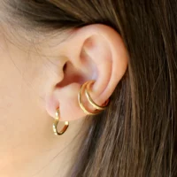 Ear cuff double anneau sans piercing en vermeil porté par une femme
