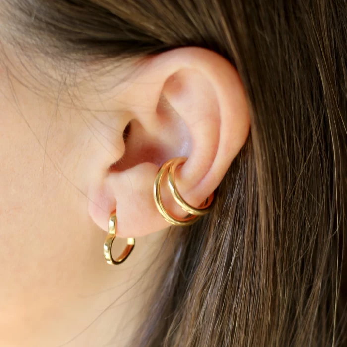 Ear cuff double anneau sans piercing en vermeil porté par une femme
