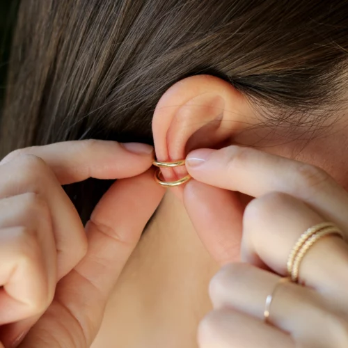 Femme portant un ear cuff sans piercing double anneau en vermeil