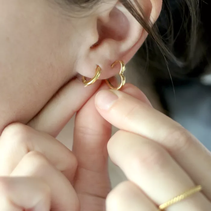 Mini-créoles lisses avec les petites créoles coeur en vermeil