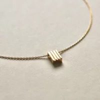 Collier pendentif strié minimaliste en or vermeil pour femme
